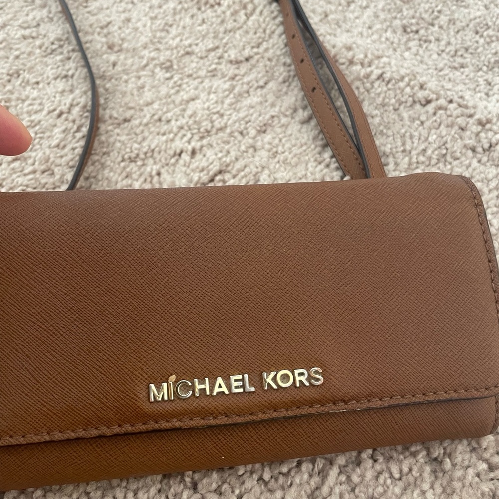 Cross body adjustable you can use a s wallet to many packets clean